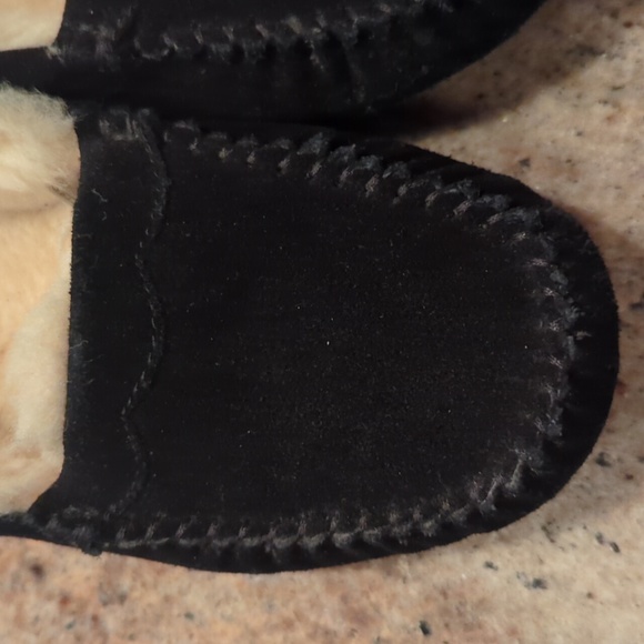LIKE NEW UGG Scalloped Moc Slipper - Picture 8 of 11